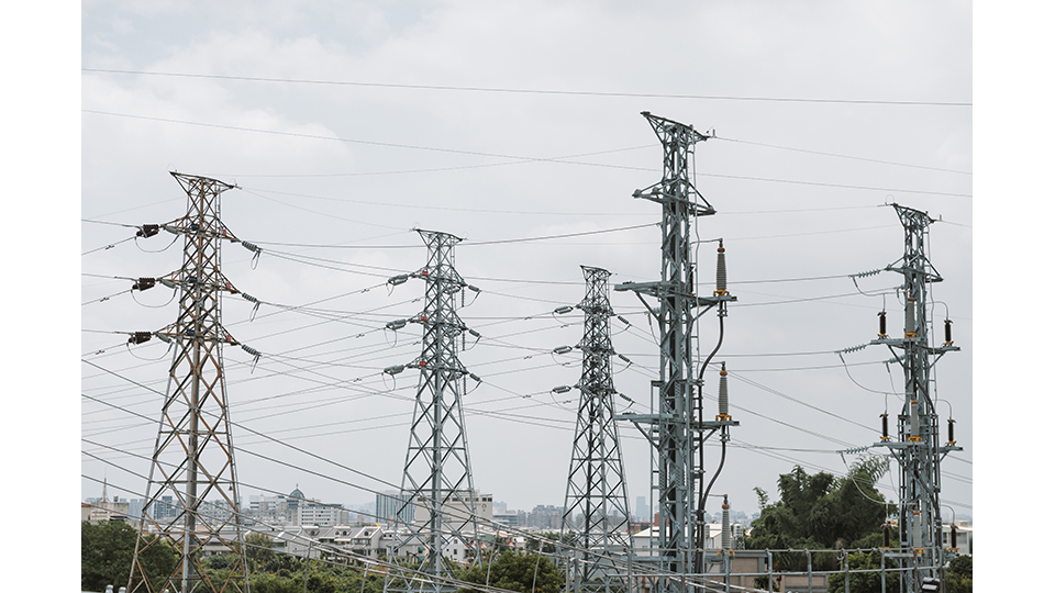 輸電級線路就像電力的快速道路與高速公路。